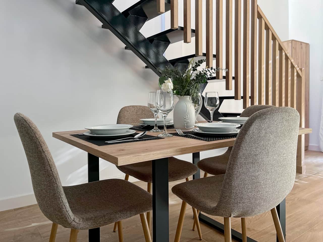 El salón dispone de mesa y sillas de comedor para que puedas comer en casa si te apetece.