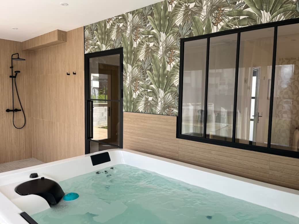 Nympha - Espace détente avec spa/jacuzzi privatif intérieur Nympha - Espace détente avec spa/jacuzzi privatif intérieur
