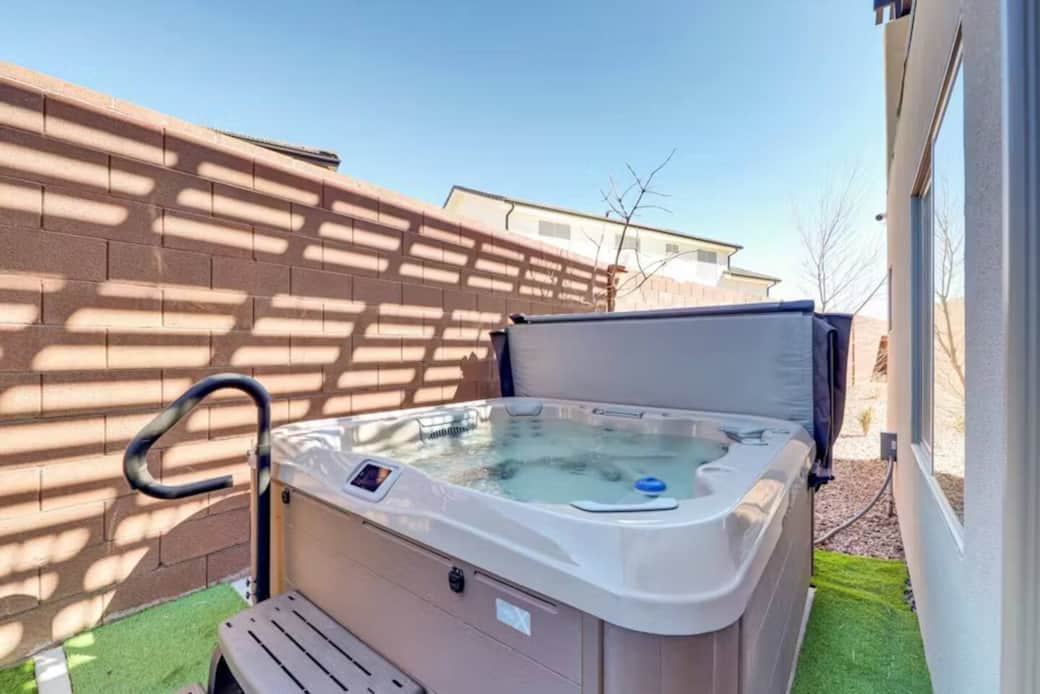 Private Bull Frog hot tub -great for relaxing, listening to your favorites connecting to Blue Tooth
