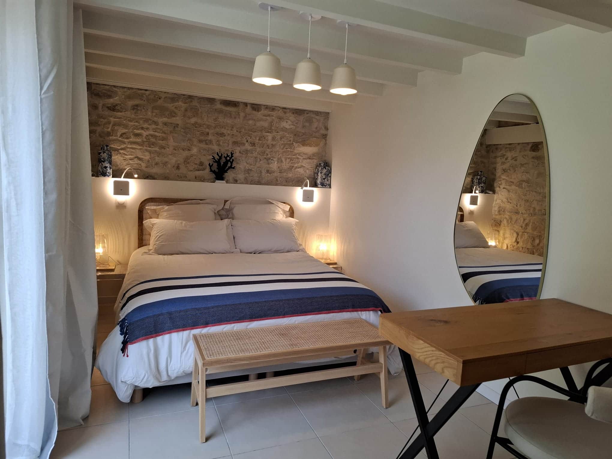 Chambre 1 de plein pied vue jardin et bureau armoire.jpeg