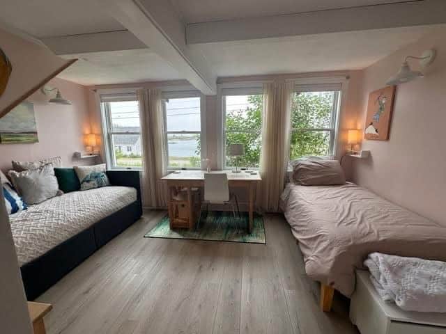 California Room (twin and day bed)