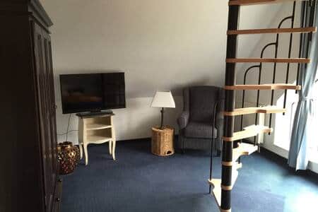 Schlafzimmer 1 mit Treppe zur Schlafkoje // Bedroom 1 with stairs to bunk under the roof.