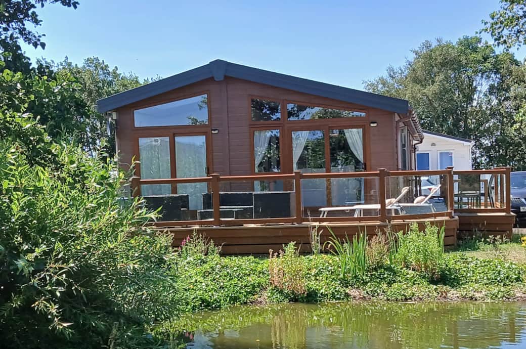 Bluebell Lodge a luxury two-bedroom self catering holiday lodge at Southview Holiday Park, Skegness, Lincolnshire, with pond views, spacious wrap-around decking overlooking a duck pondnteriors