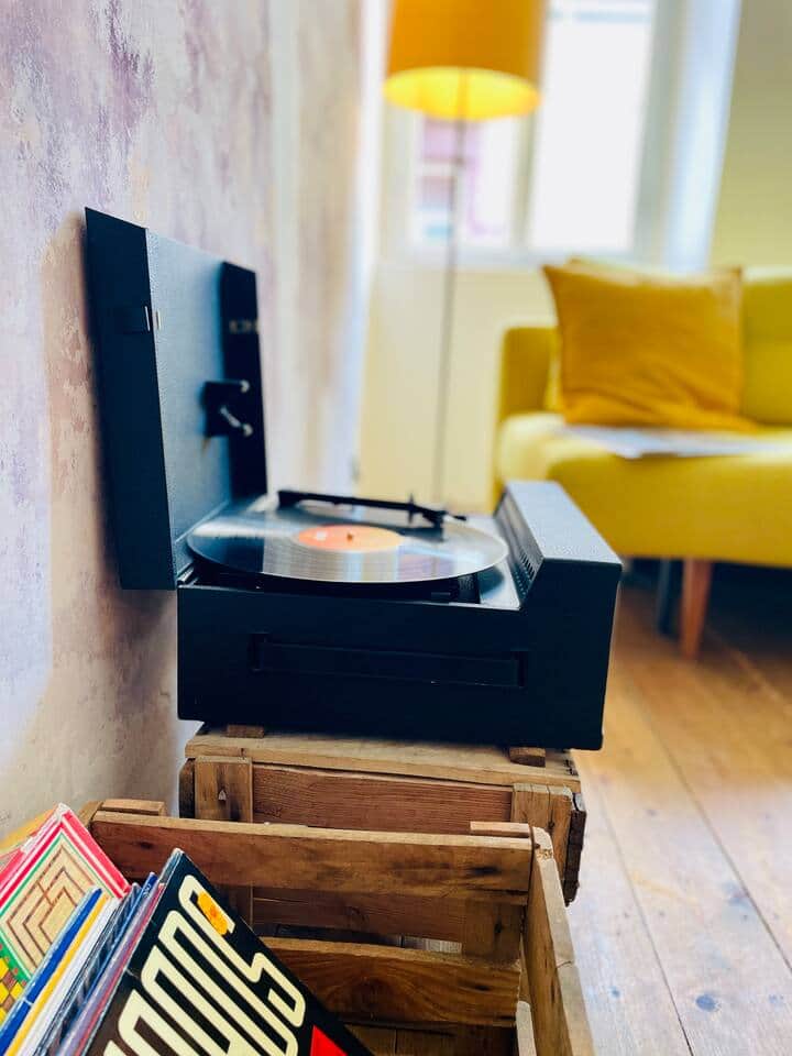 Plattenspieler und Schallplatten. (Mehr Schallplatten auf Anfrage bei uns unten im Büro).