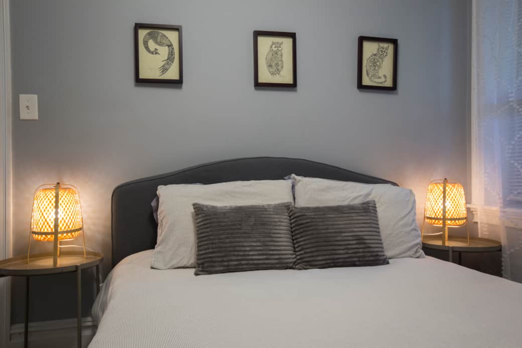 Queen-size bed in the main bedroom