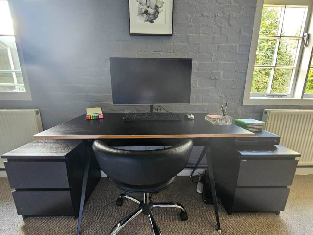 Fantastic space for some home working if required - stationary, monitor, keyboard and mouse all supplied. Also an xbox and comfortable day bed for lounging and gaming. Perfect for both kids and adults.