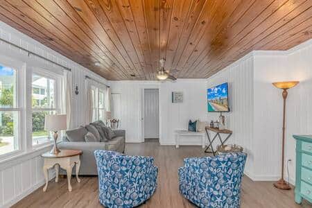 ☀️ Bright upstairs living room perfect for relaxing, gathering & making memories