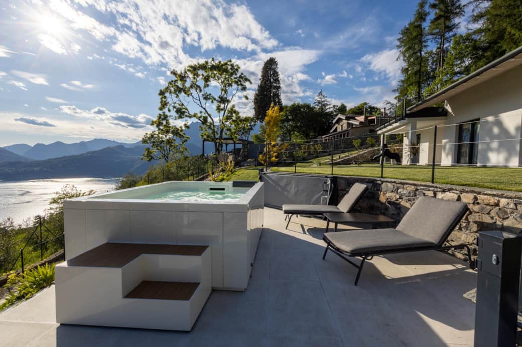 Mini piscina relax con vista panoramica sul Lago di Como e sulle montagne circostanti Mini piscina relax con vista panoramica sul Lago di Como e sulle montagne circostanti