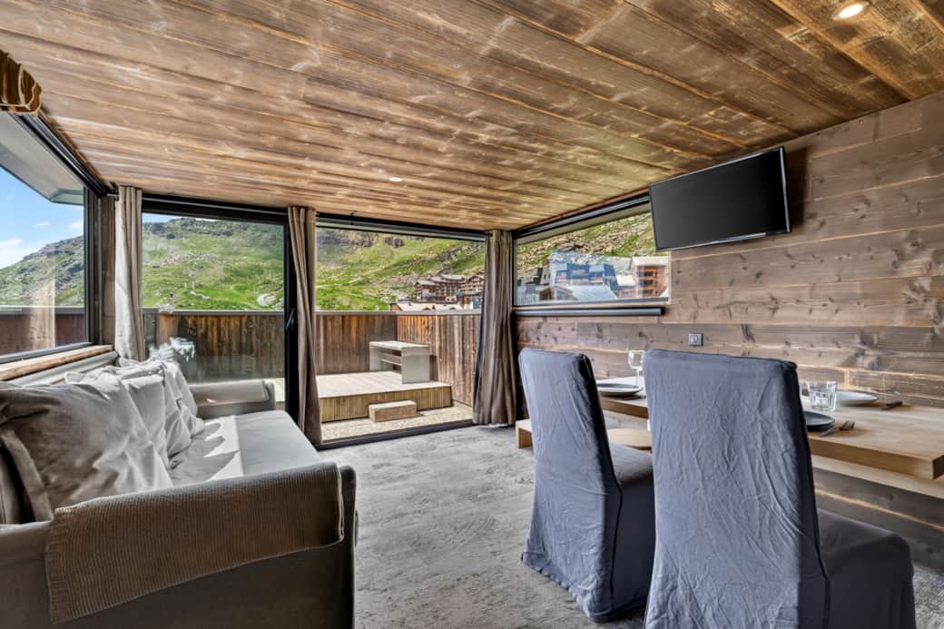 Cozy lounge opening onto the private terrace and its panoramic view. Cozy lounge opening onto the private terrace and its panoramic view.