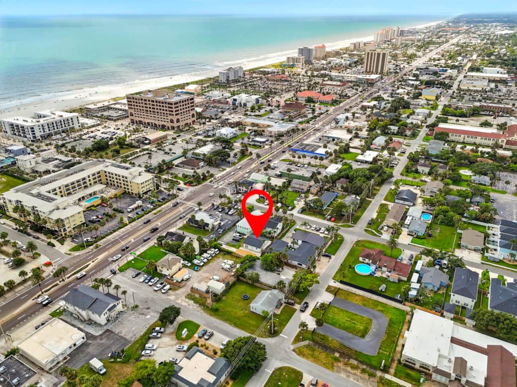 Located a convenient 3 blocks from the ocean. Located a convenient 3 blocks from the ocean.