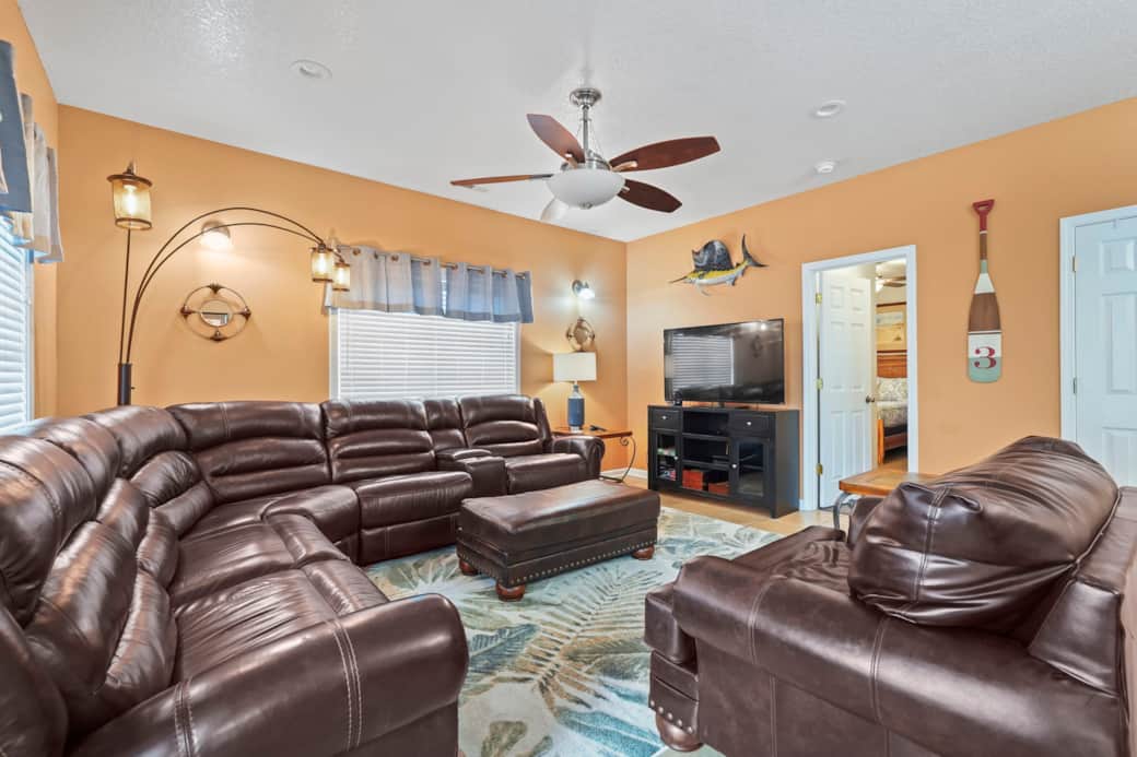 Huge leather sectional, big-screen TV, and room for the whole crew to spread out Huge leather sectional, big-screen TV, and room for the whole crew to spread out