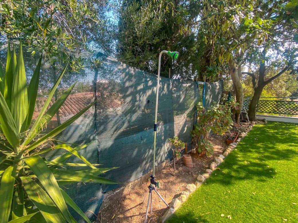 Comoda doccia da esterno immersa nel verde, ideale per rinfrescarsi al ritorno dal mare o dopo una giornata all’aperto.