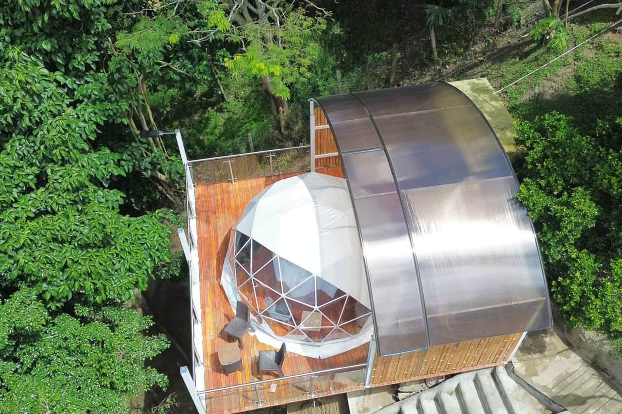 Glamping exterior rodeado de naturaleza