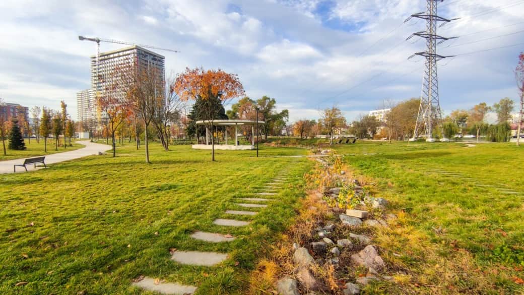 Steps from Parcul Feroviarilor and the scenic Someș River promenade