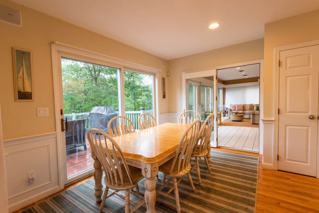 Kitchen dining area