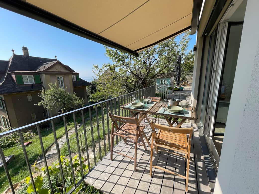 Petite terrasse conviviale pour 4 personnes, avec auvent