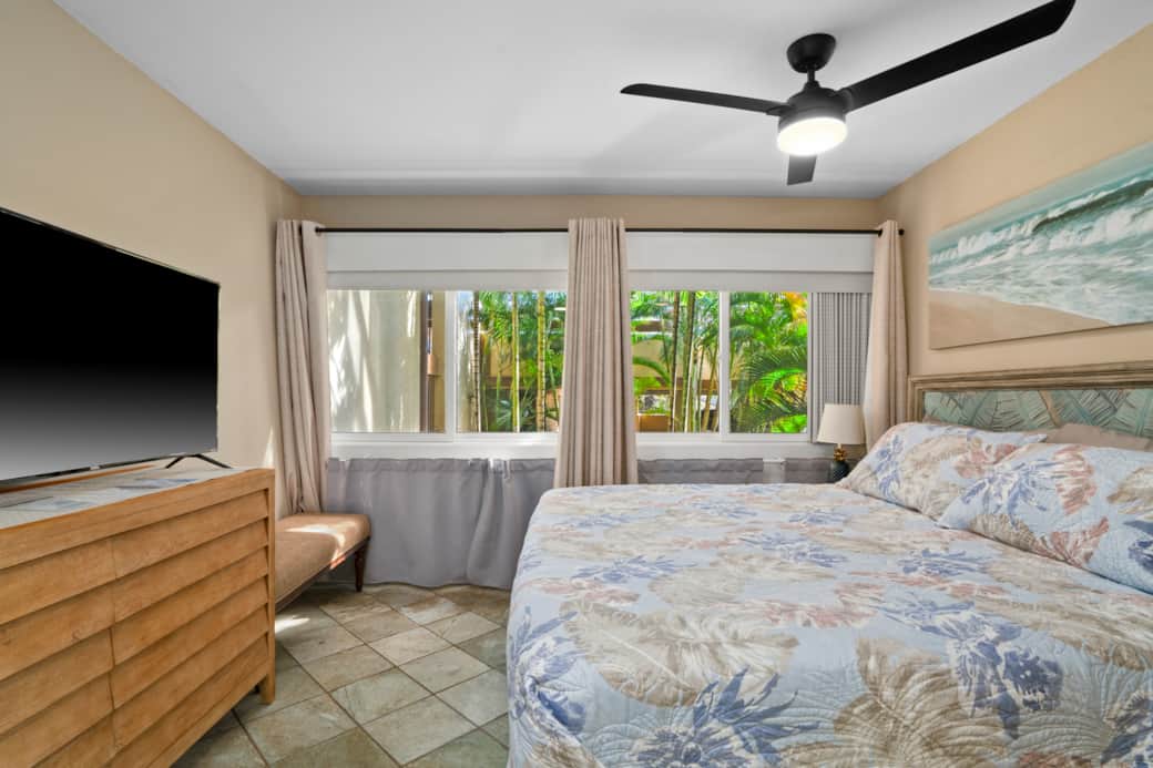 Bright bedroom with garden views and a relaxing island vibe.
