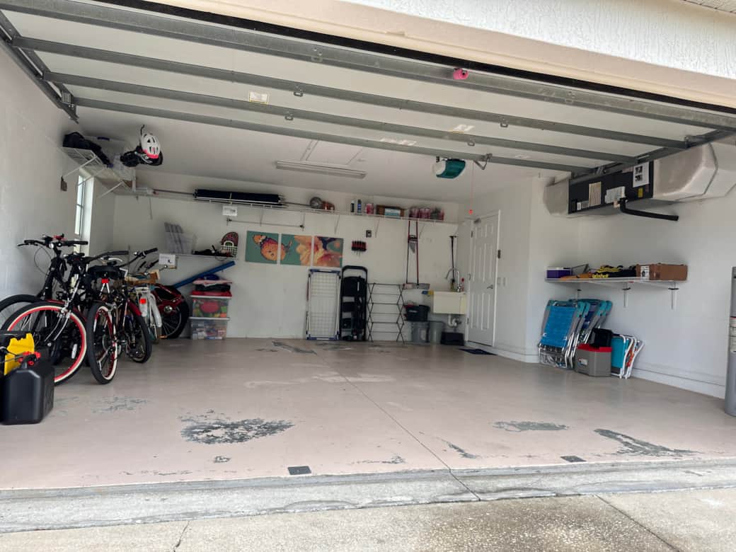 Innenansicht Garage mit Strandutensilien