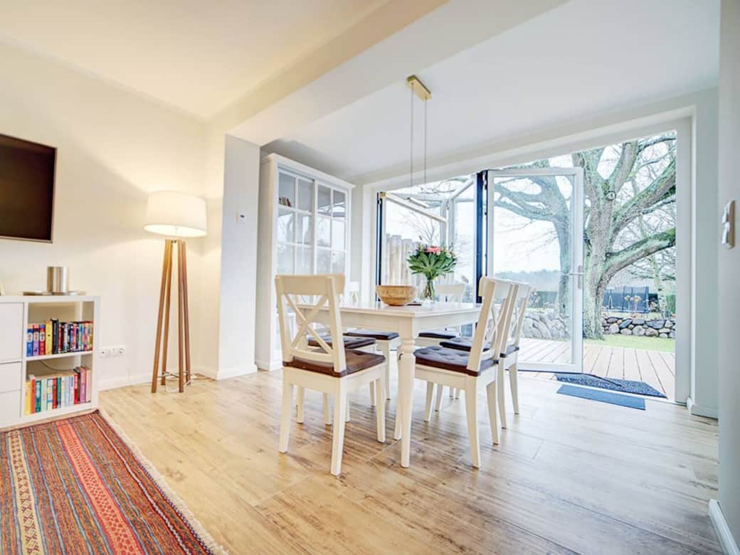 Auri Essbereich mit großer Ausgangstür in den Garten