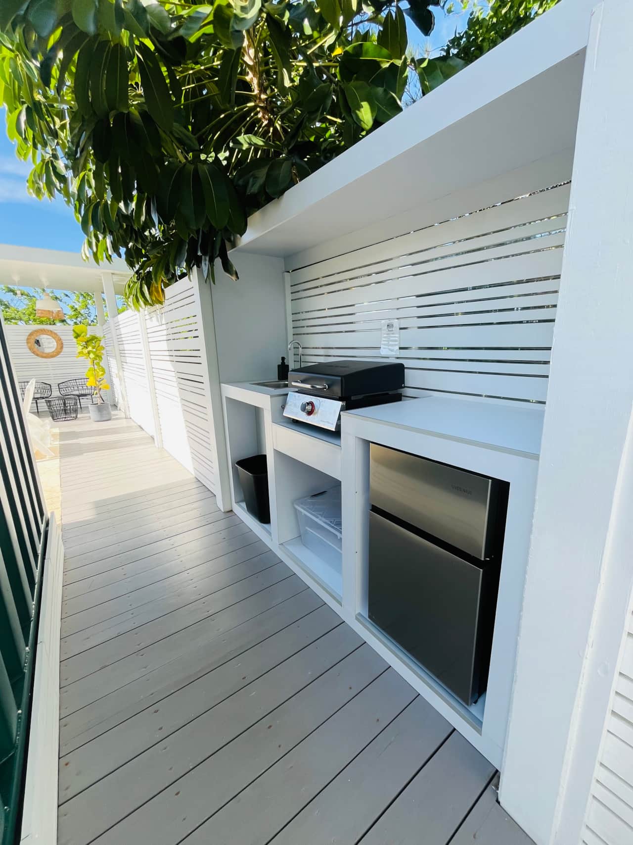 Kitchenette Exterior (BBQ), vista desde la entrada.