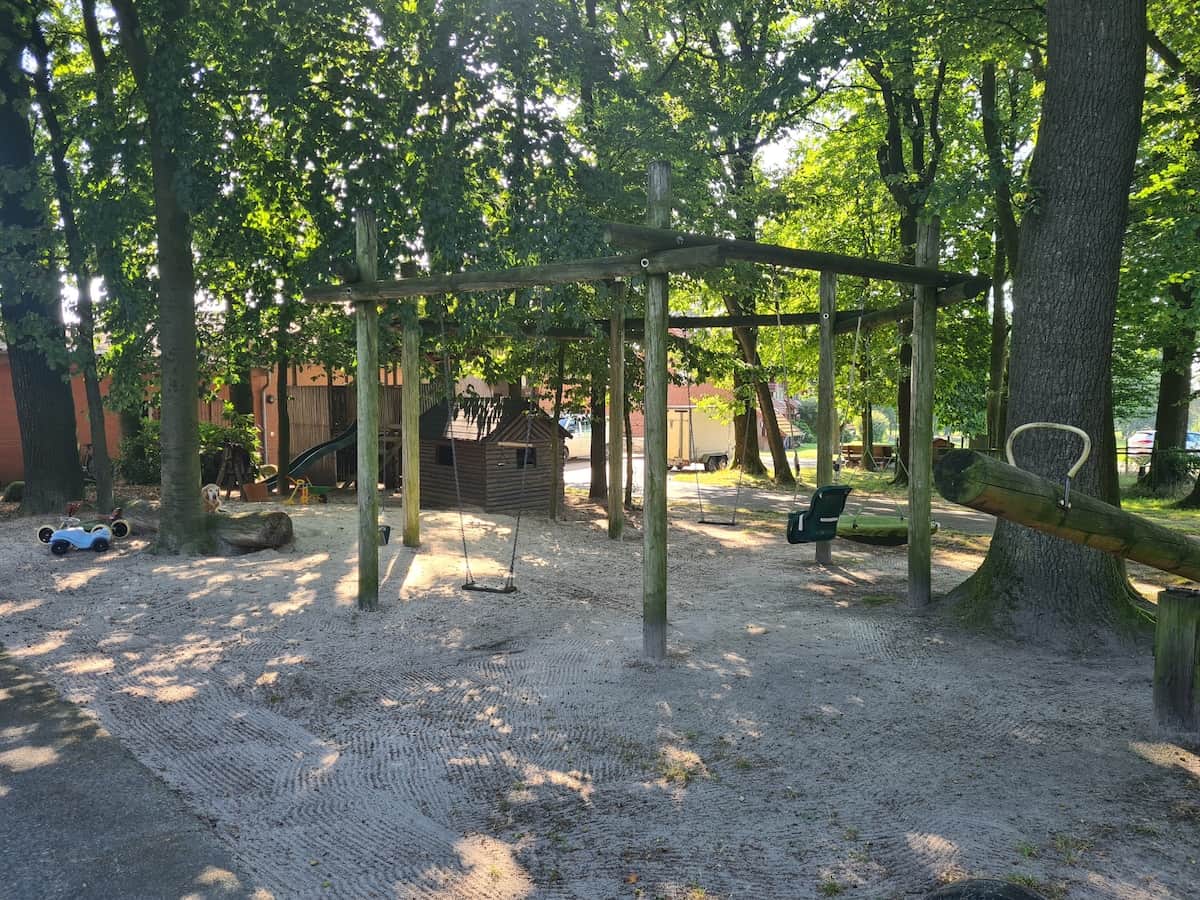 Spielbereich im Wald ganz in der Nähe