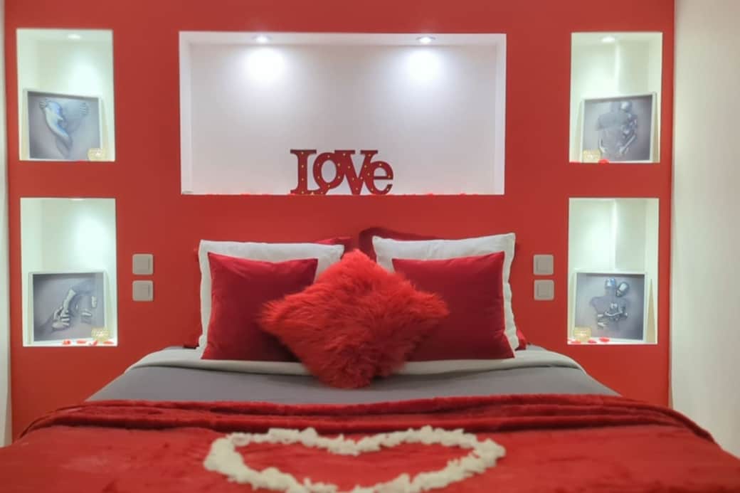 Un lit double décoré dans des tons chaleureux, avec un éclairage tamisé pour une ambiance apaisante. Profitez de la télévision WiFi pour vos soirées détente et rechargez facilement vos appareils grâce aux ports USB intégrés.


