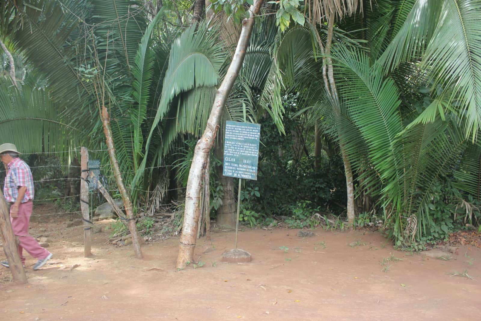 Letrero azul del INAH y cerca de alambre en la entrada al sitio de petroglifos de Altavista