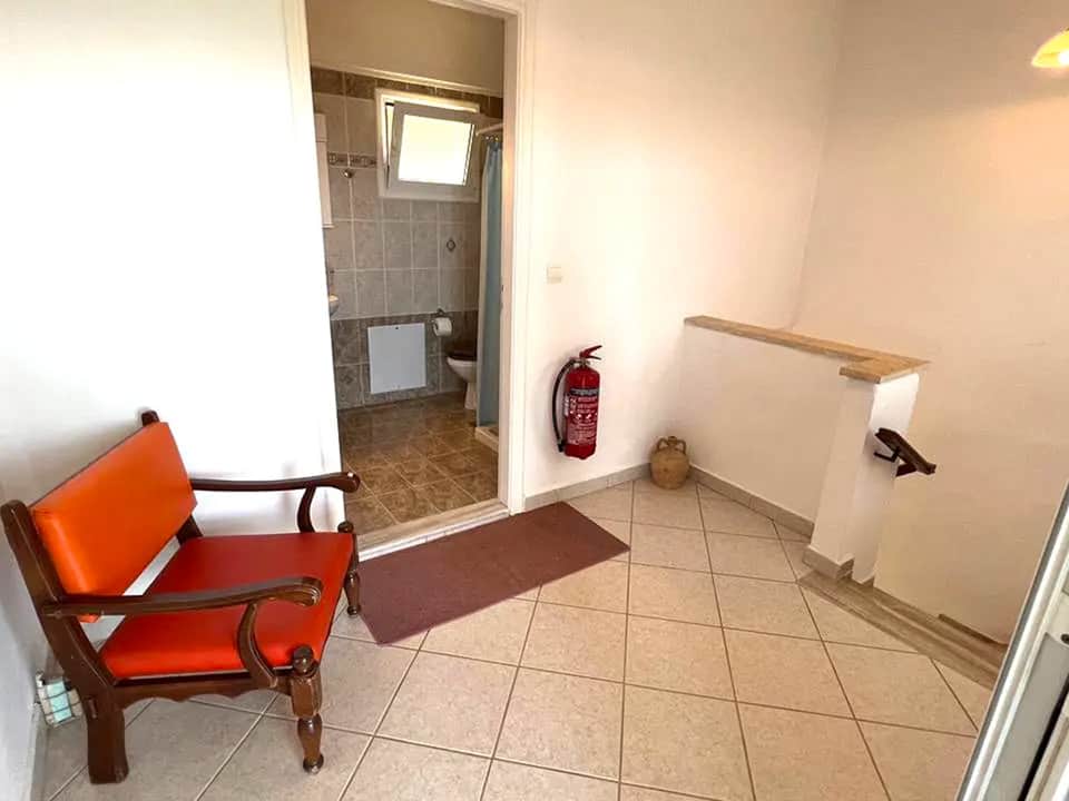 Villa Evgenia Lefkada - Appartement 4 - Accès à la chambre et à la salle de bain