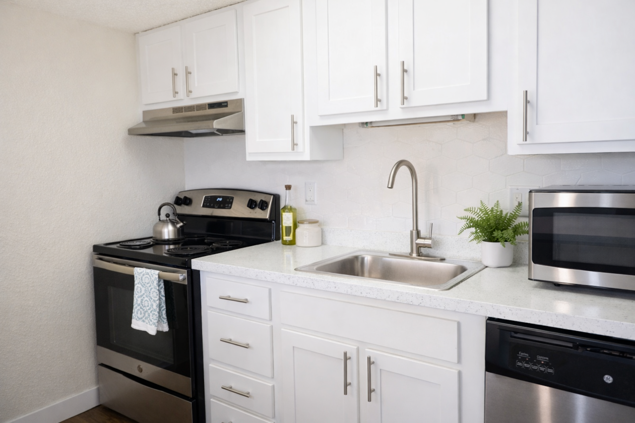 Small but fully equipped—everything you need to cook, dine, and feel right at home