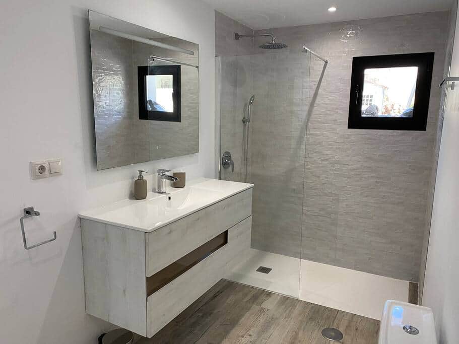 Ensuite Bathroom 2