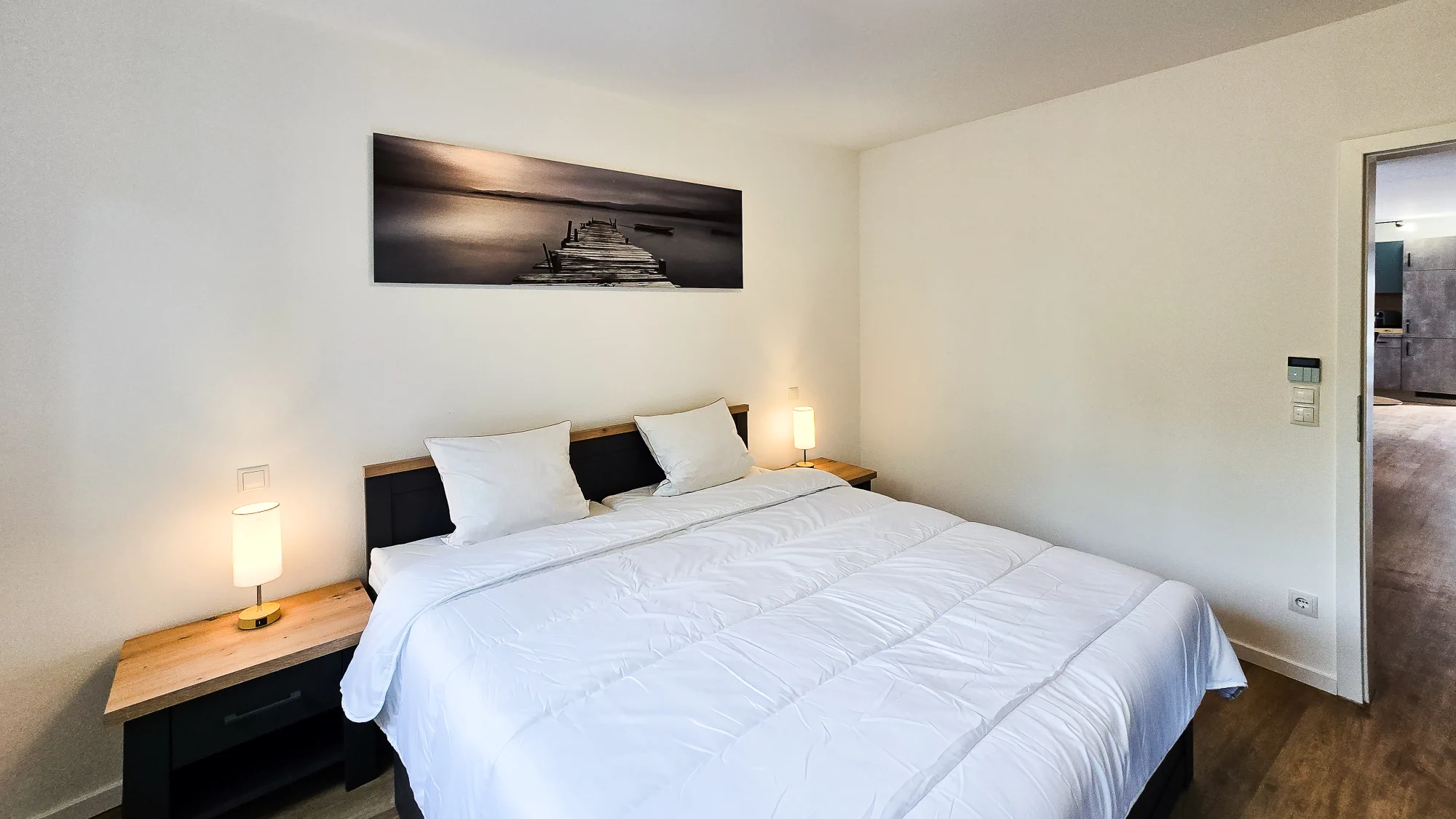 frensdorf-apartments-a4-schlafzimmer-doppelbett.png