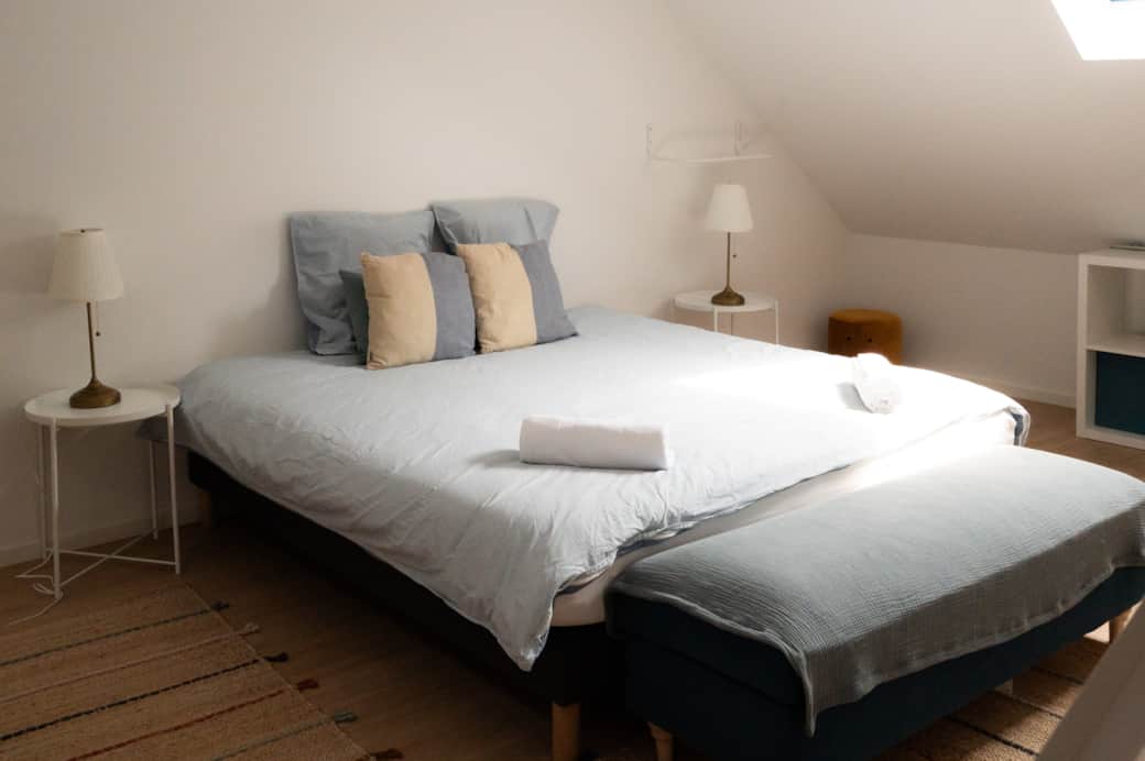 Chambre avec lit double et lit enfant