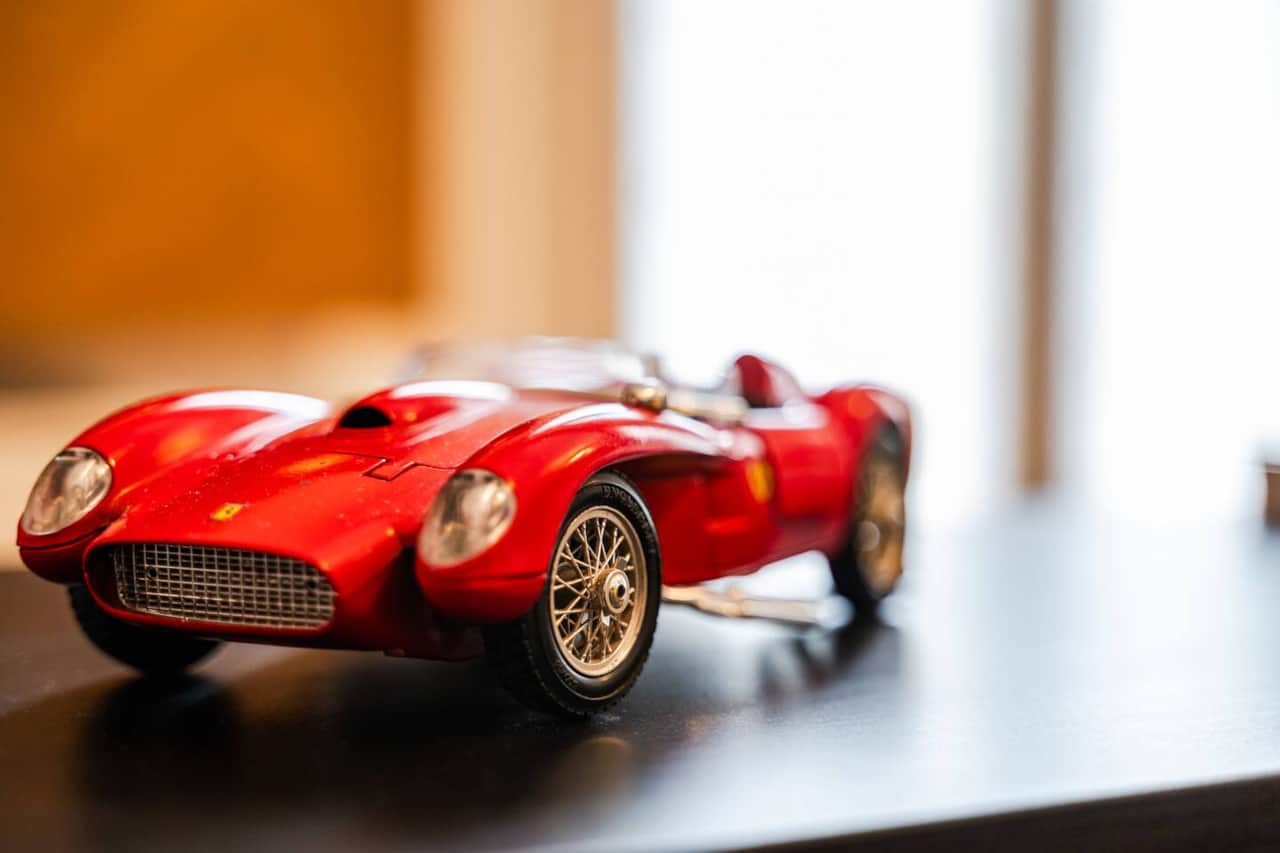 Modellino di auto sportiva d'epoca rossa: un omaggio alla storia della Motor Valley emiliana, tra Maranello e Modena.