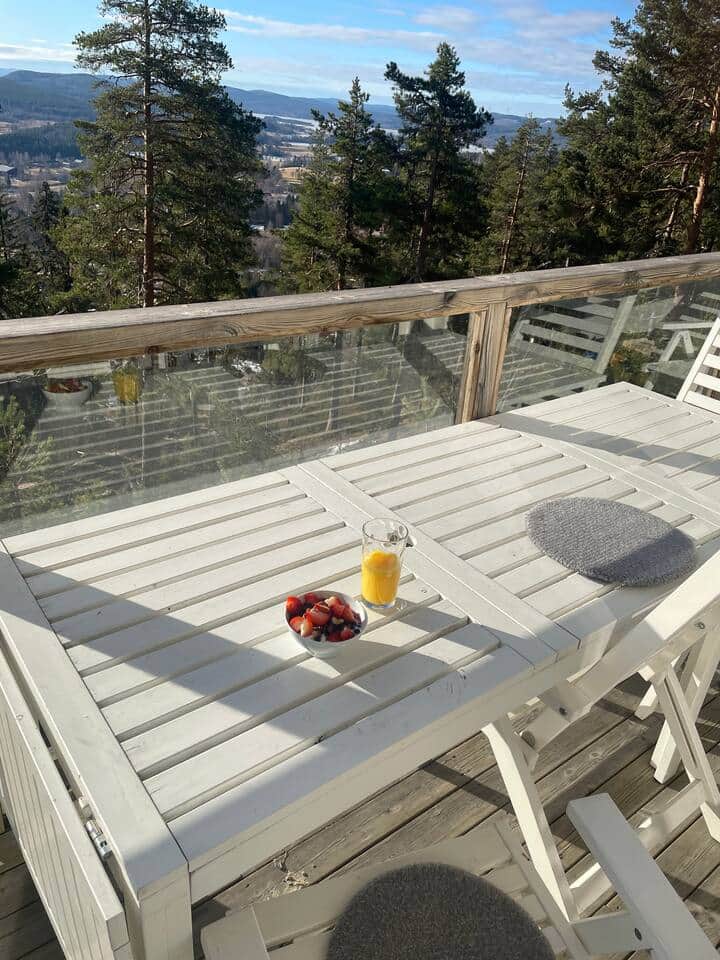 Stor altan med utemöbler och utsikt över dalgången. Måltider, kaffe eller vila mellan aktiviteter.