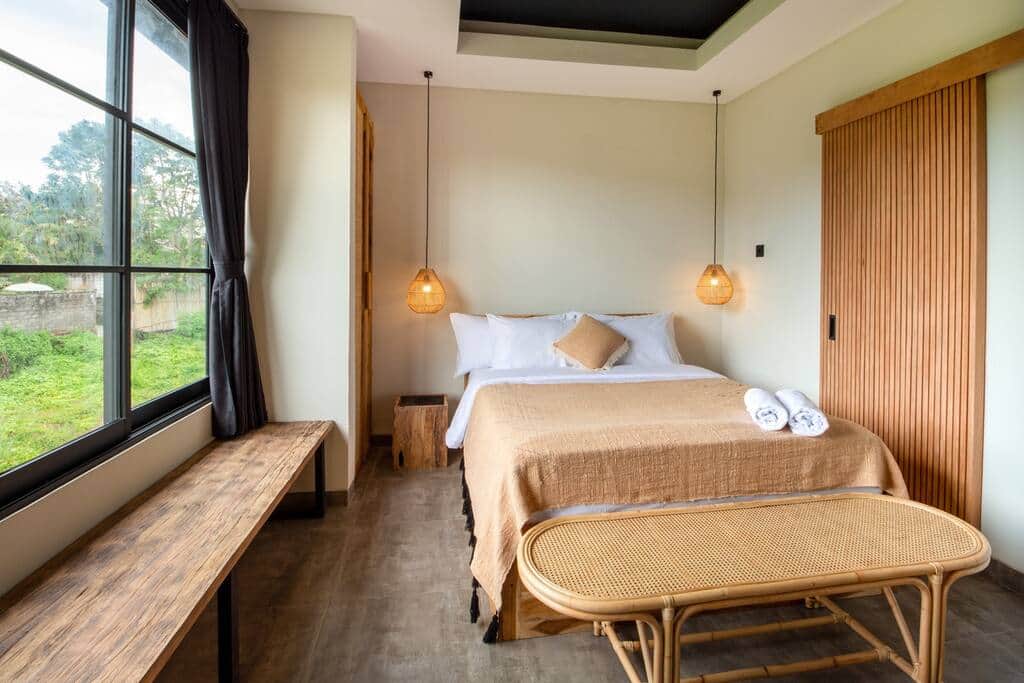 Tropical Design Cozy Earthy-Tones En-suite Bedrooms