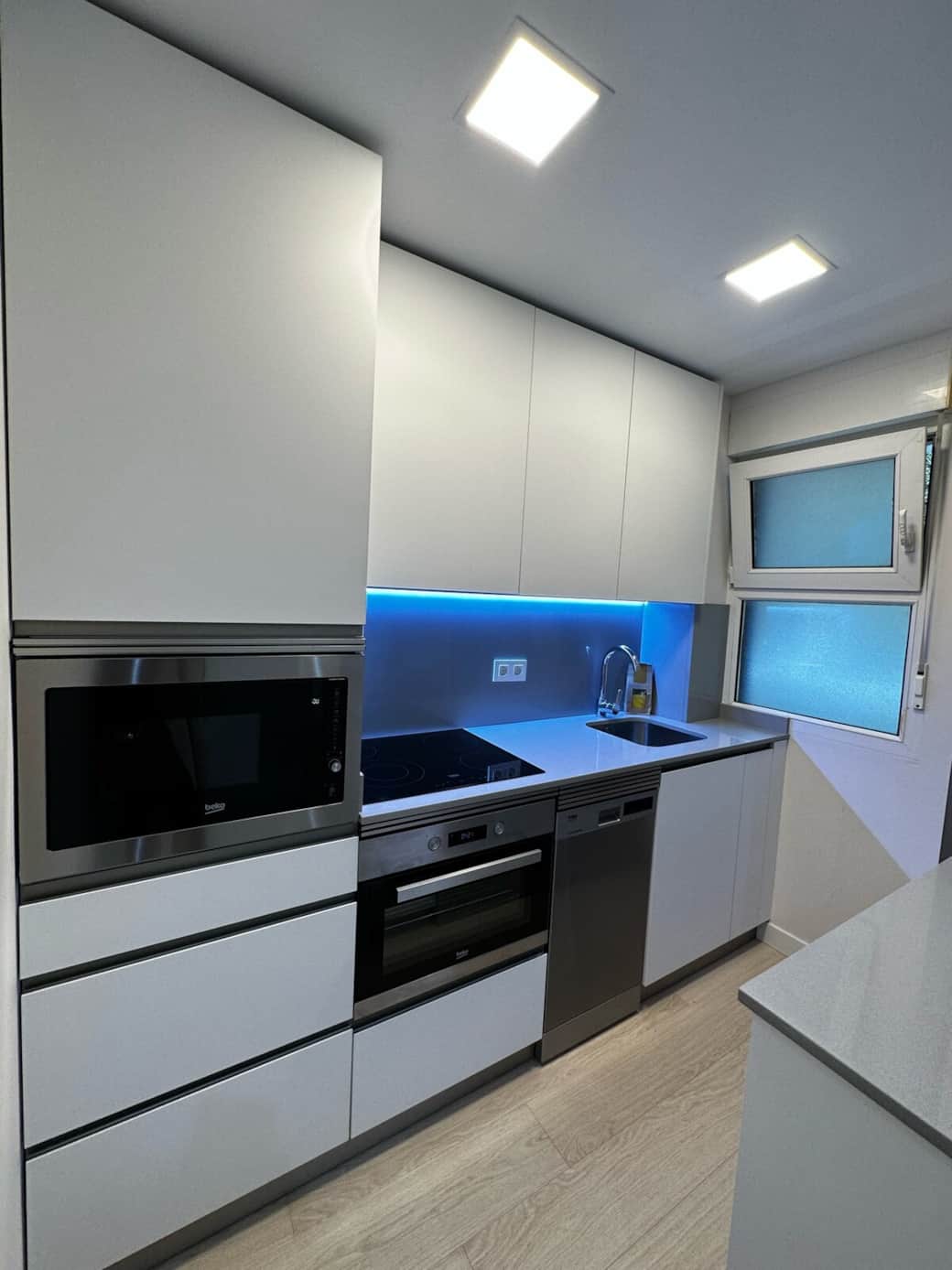 Cocina recién reformada.
Dispone de placa de vitro, lavavajillas, horno, microondas, lavadora, frigorífico, congelador.