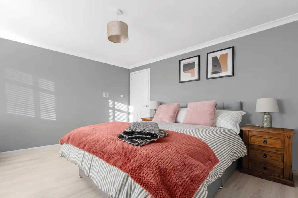 Stylish 2-Bed House Private Driveway (18)