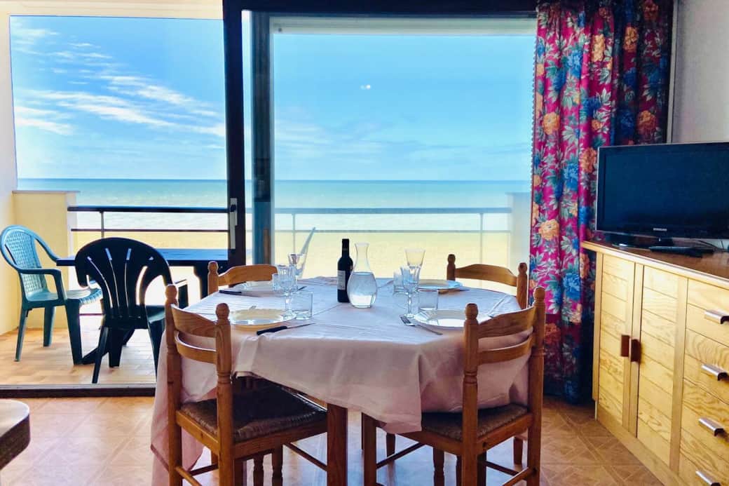 Coin repas avec vue mer Coin repas avec vue mer
