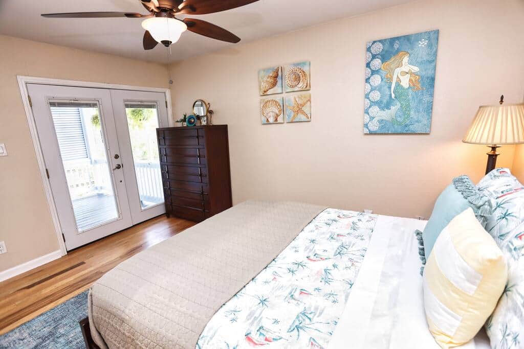 Bedroom 1
Queen bed Bedroom 1
Queen bed
