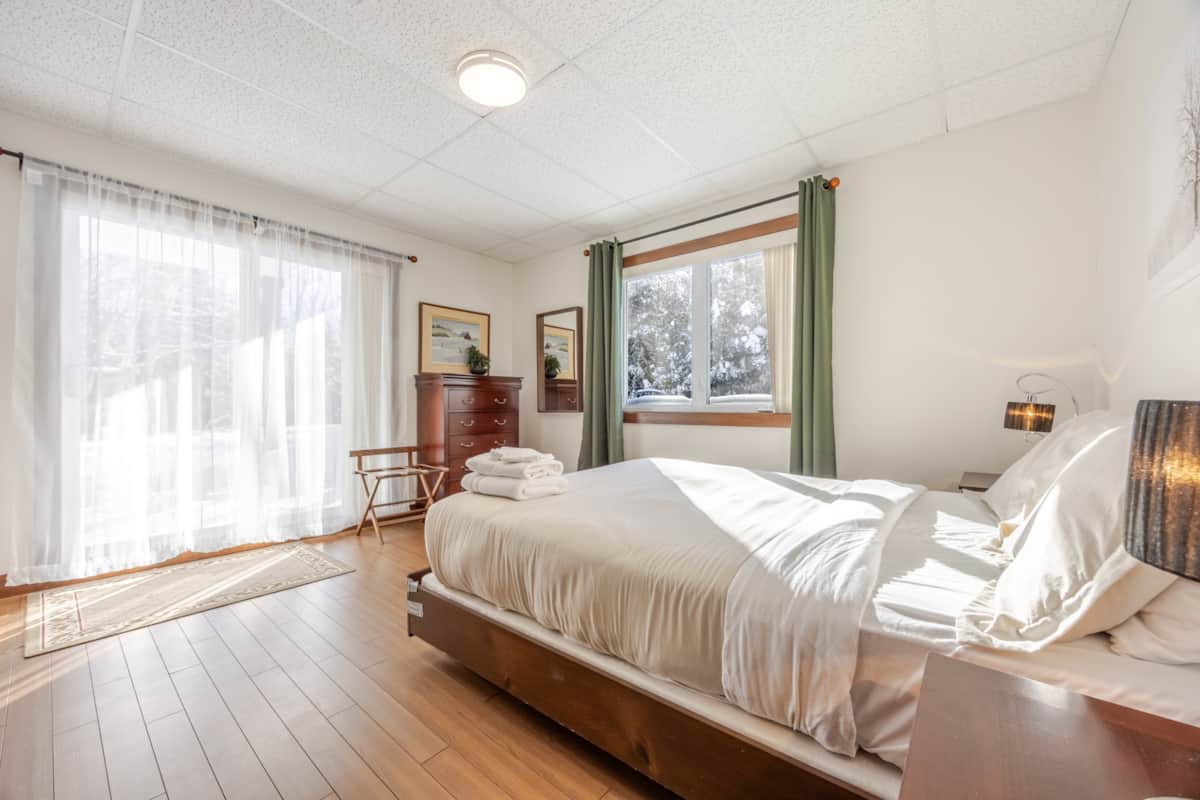 Grande chambre #4 avec lit queen au Rez-de-chaussé avec accès direct à l'extérieur