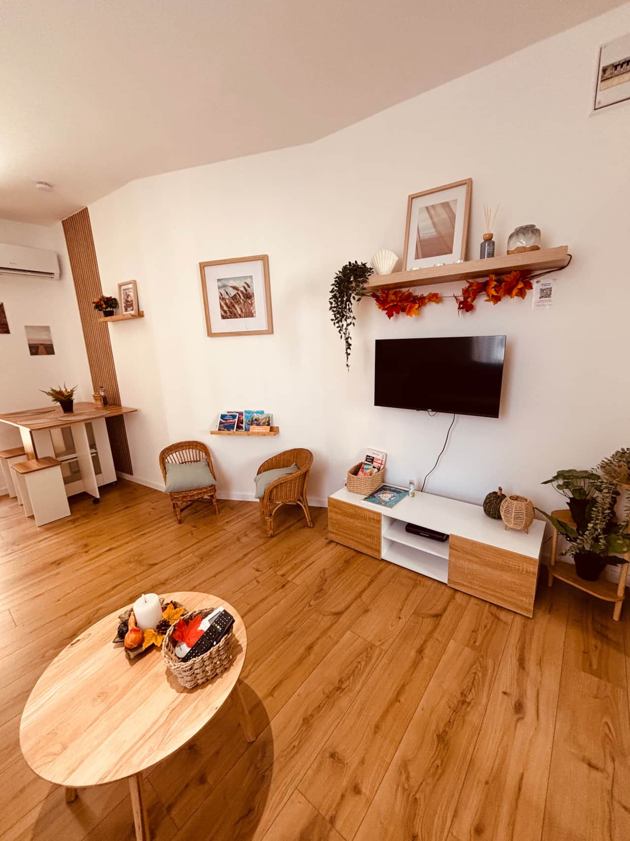 Pièce de vie avec coin lecture pour enfant et table à manger