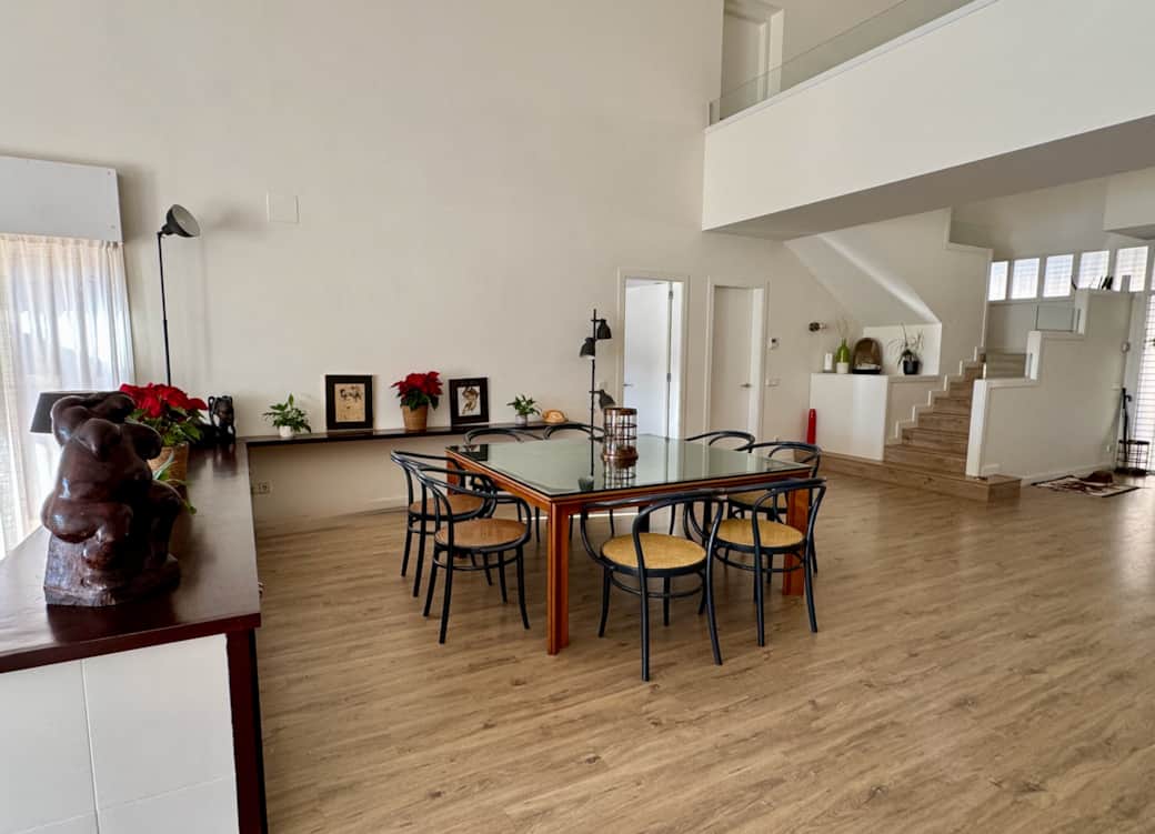 Vista de parte del salón de la primera planta y escaleras de acceso a la segunda planta - Can Guixer