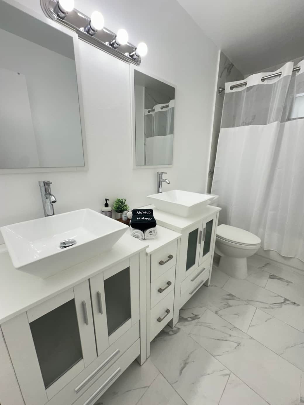 Main bathroom 