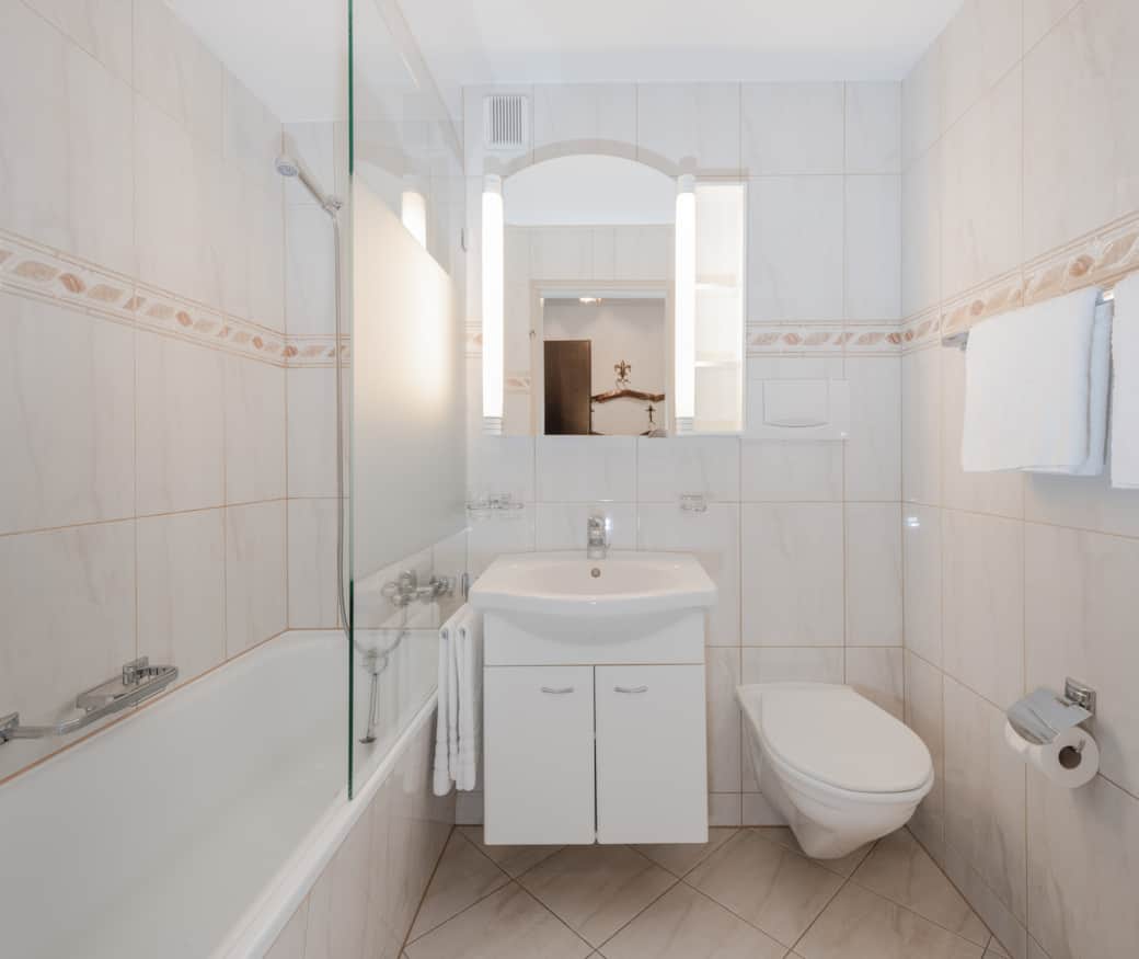 Badezimmer mit Badewanne Badezimmer mit Badewanne