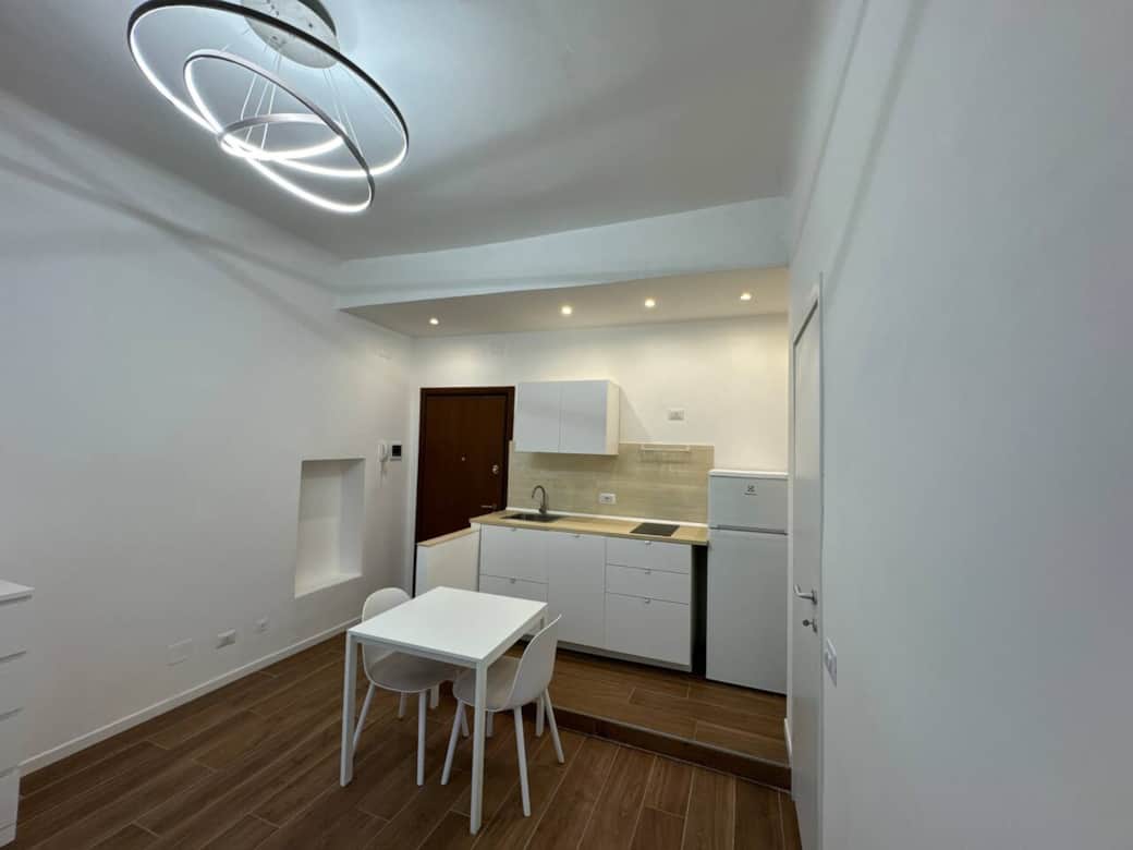 Cucina attrezzata con piano cottura a induzione, lavastoglie, frigorifero. Tutto di ultimo modello classe A