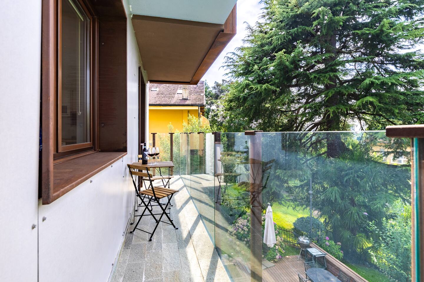 Balcone con Tavolo e Sedie