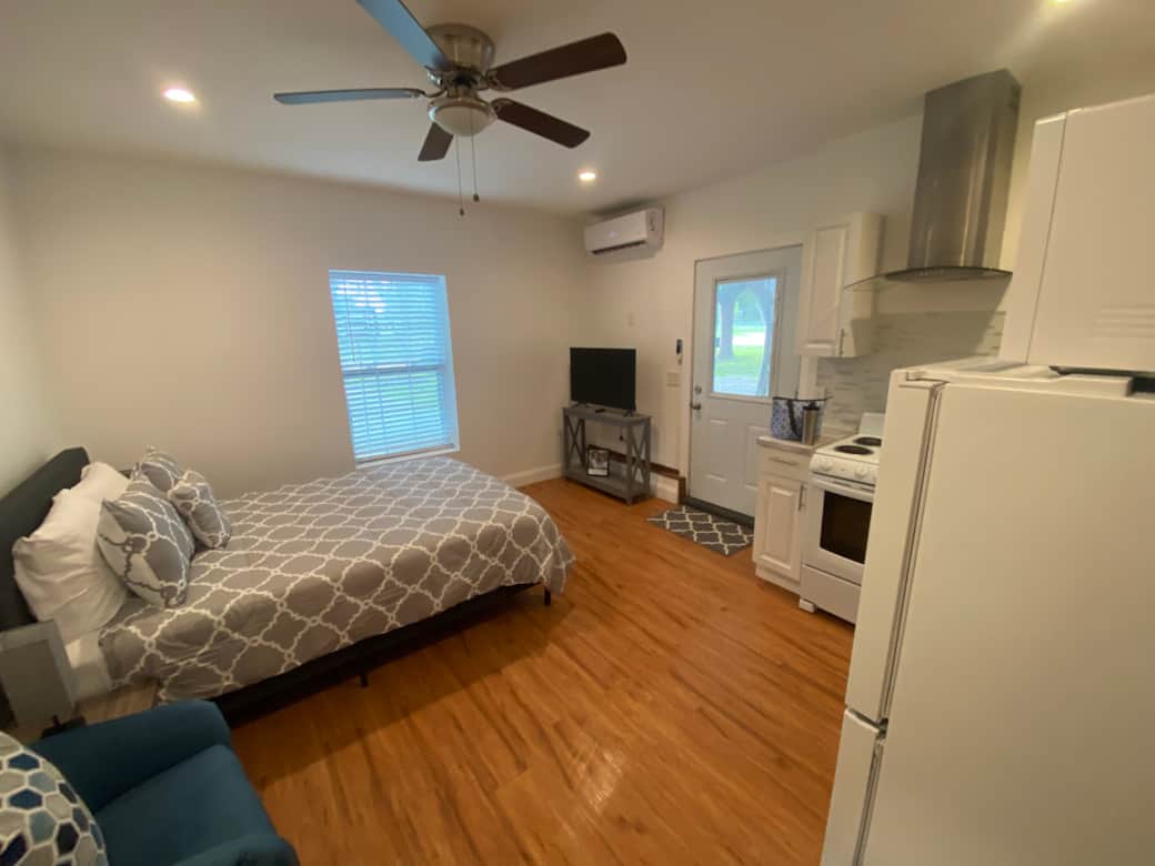 Equipped with a ceiling fan and two nightstands with lamps for added comfort. Lakeland, FL