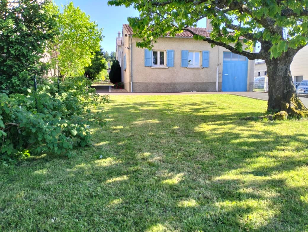 Chez Tata Malou - extérieur jardin verdure cerisier