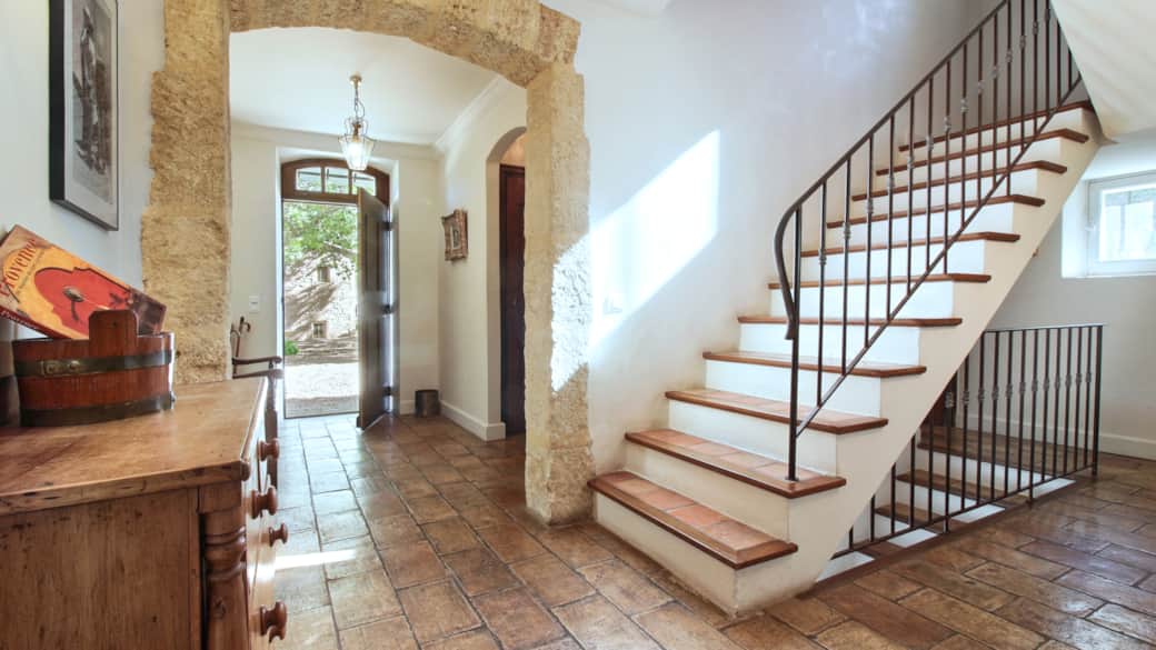 Entrance corridor 16 9