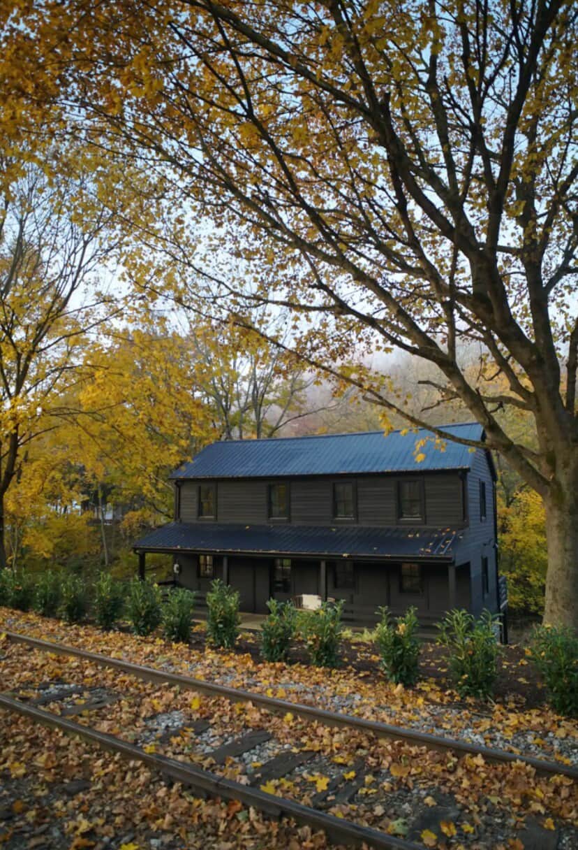 Access to property by foot, crossing the railroad tracks